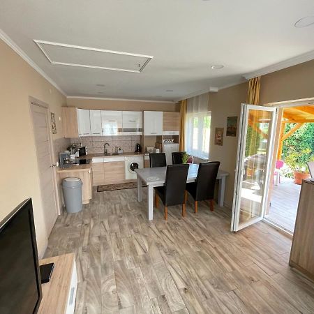 Lilla Apartman Balatonkeresztúr Buitenkant foto