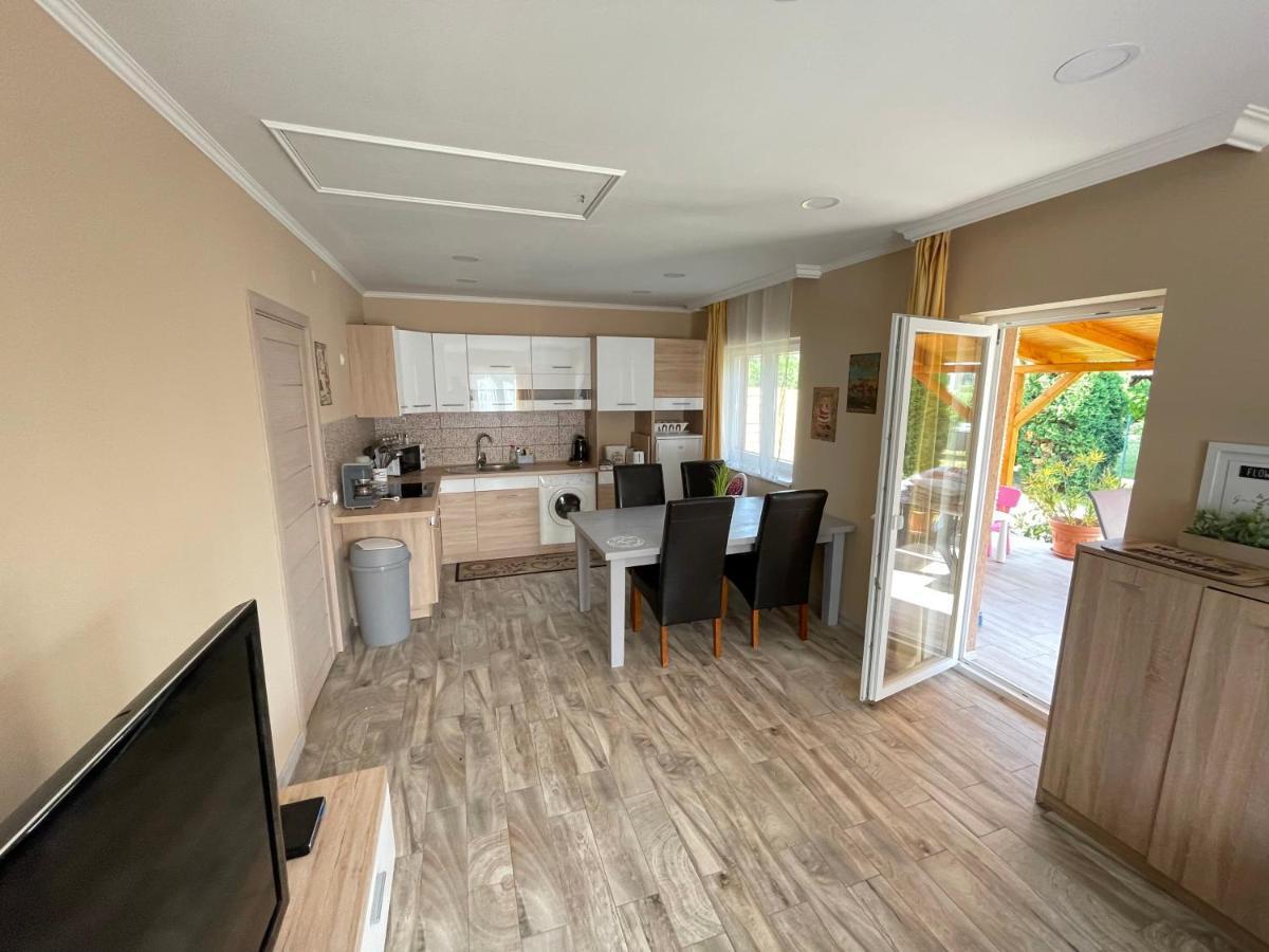 Lilla Apartman Balatonkeresztúr Buitenkant foto