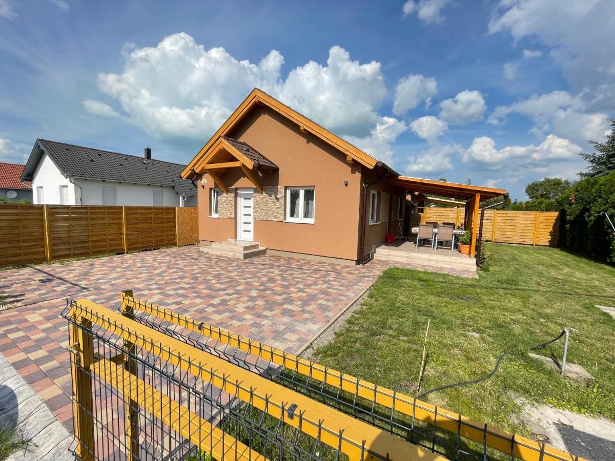 Lilla Apartman Balatonkeresztúr Buitenkant foto