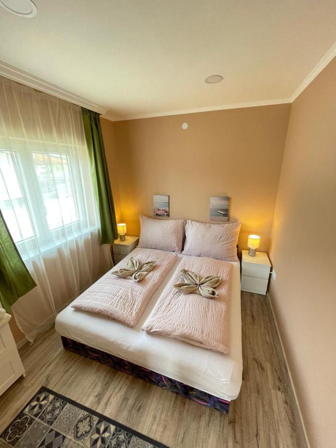 Lilla Apartman Balatonkeresztúr Buitenkant foto