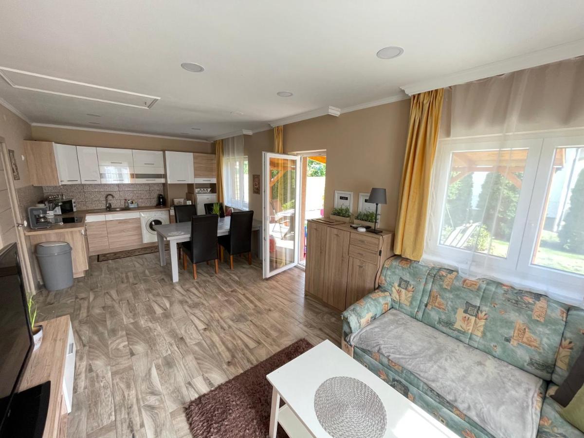 Lilla Apartman Balatonkeresztúr Buitenkant foto